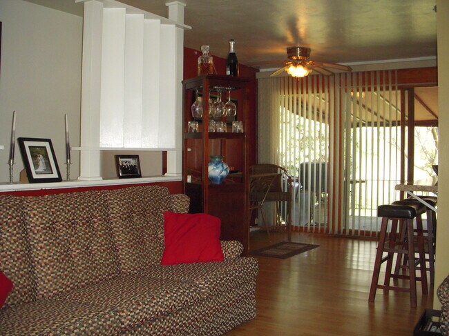 Foto del edificio - 405 Lindsay Rd