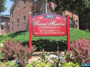 Building Photo - 303 Grand