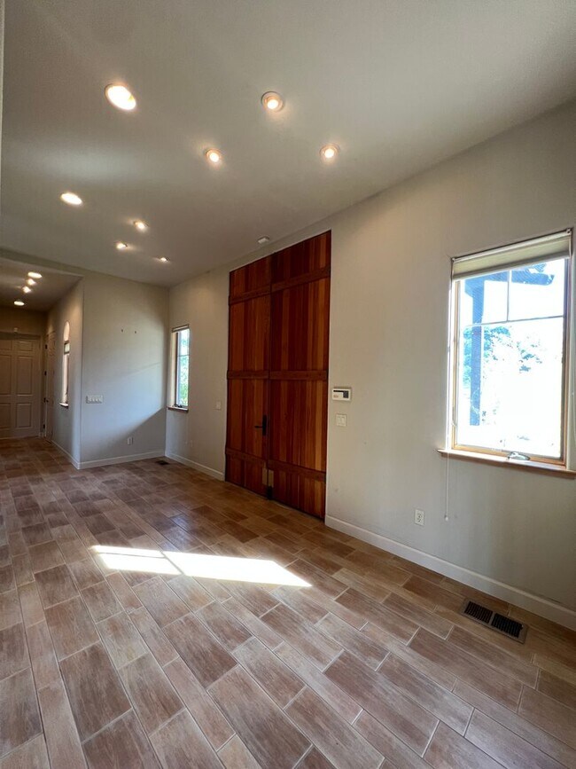 Building Photo - Beautiful, Custom 4BD / 3BA home in the vi...