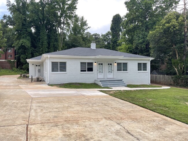 Building Photo - 2921 Wade Ave