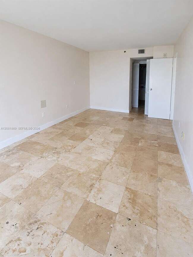 Foto del edificio - 555 NE 15th St