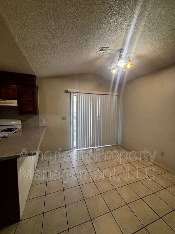 Foto del edificio - 1808 W 58th St