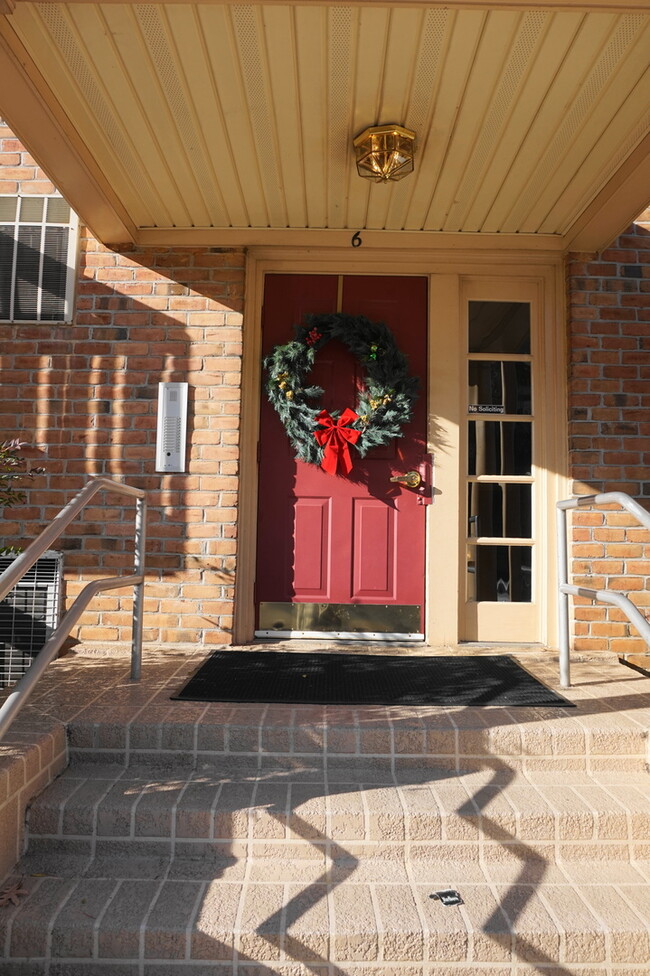 Building Photo - Charming 2 Bedroom/1 Bathroom Apartment in...