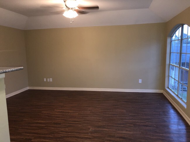 Sala de estar - 4711 Averill St