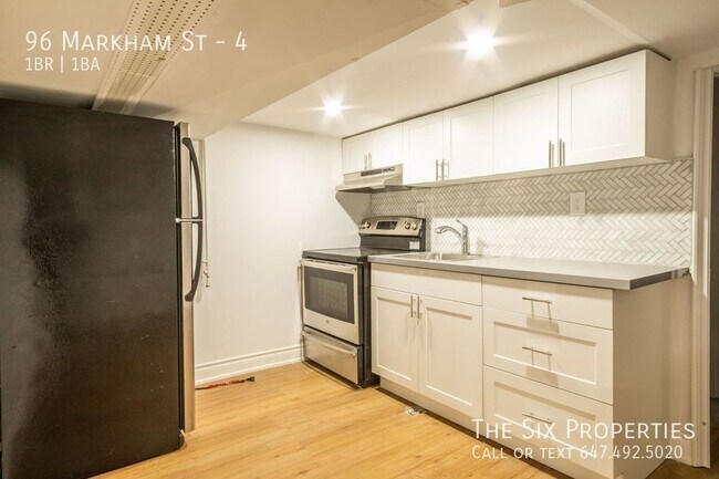 Photo du bâtiment - One Bedroom Apartment Trinity Bellwoods - Lower Level Unit