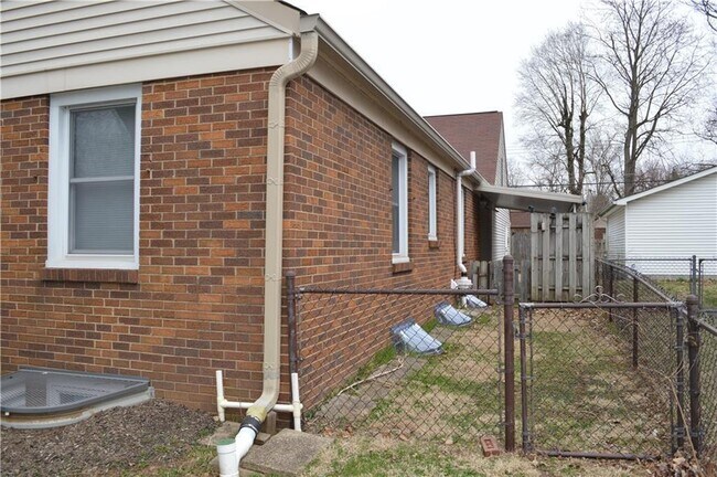 Building Photo - 6057 Rosslyn Ave
