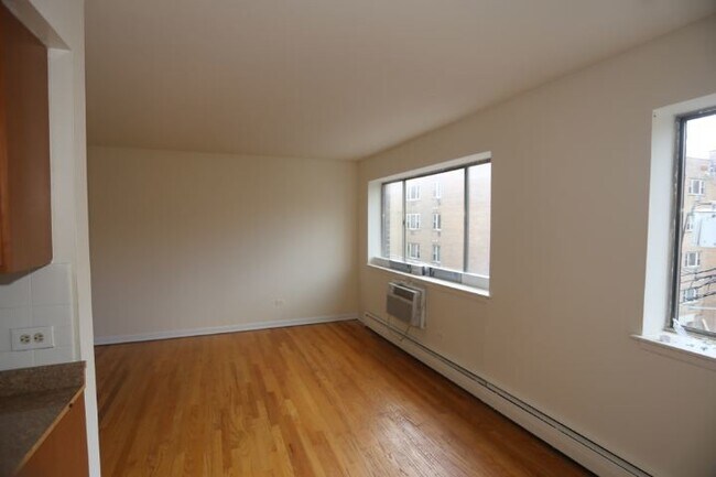 Foto del edificio - 510 W Briar Pl