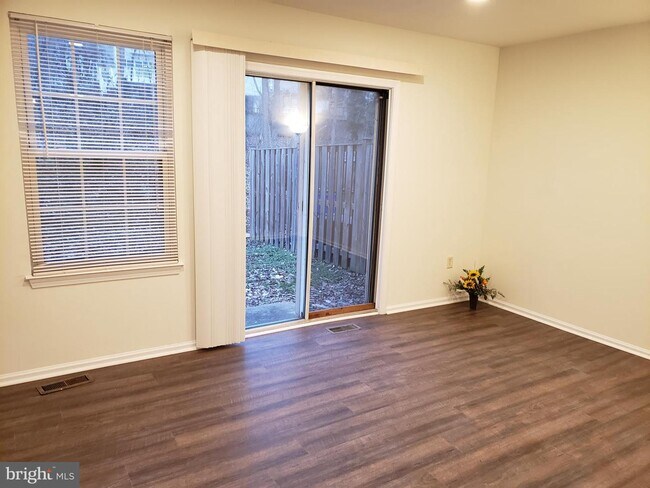 Foto del edificio - 6360 Ducketts Ln