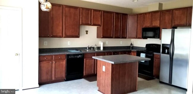 Building Photo - 323 Golden Eagle Way