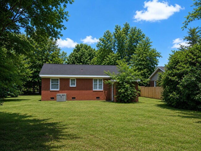 Building Photo - 1502 Woodmere Dr