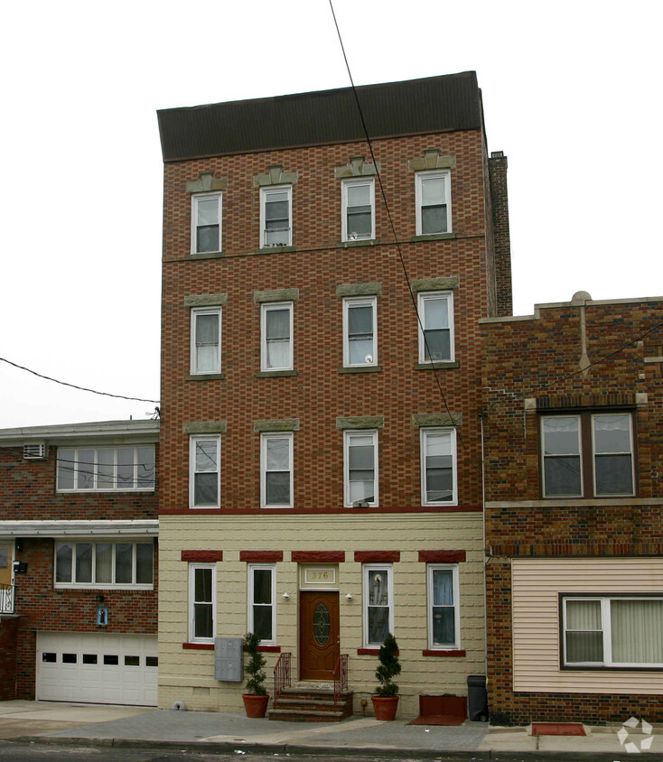 Building Photo - 376 Walker St