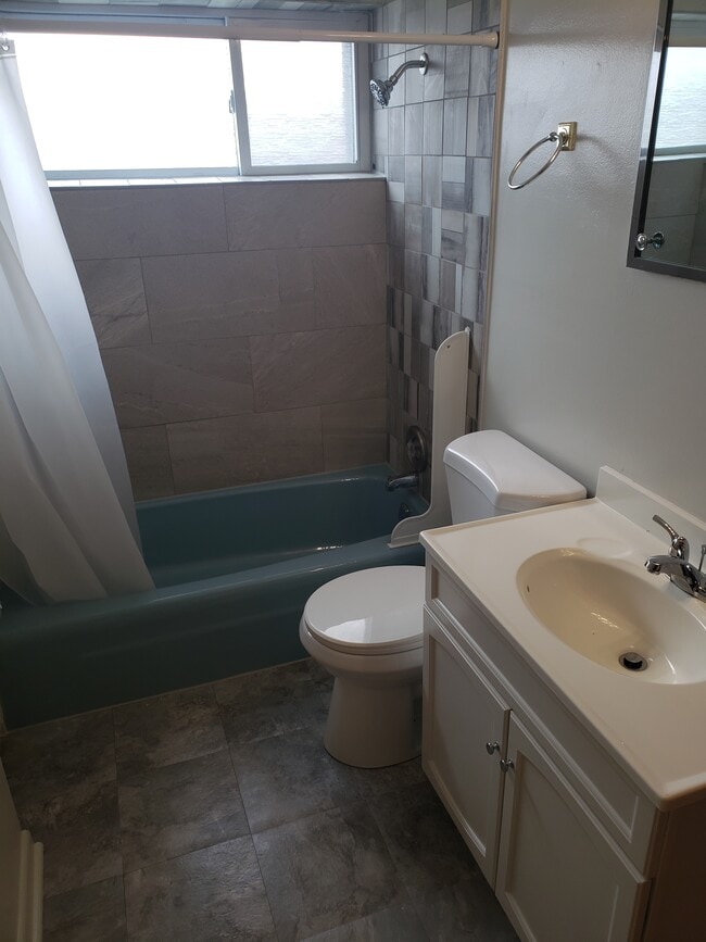 14b Bathroom - 7251-7259 Lawrence
