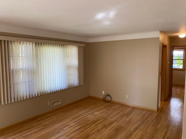 Sala de estar - 3477 5th St NE