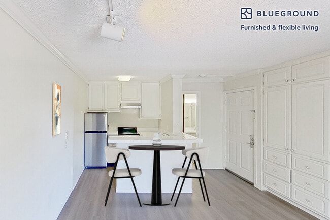 Foto del edificio - 555 W Middlefield Rd