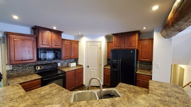 Foto del edificio - 2 room with private bath in a shared resid...