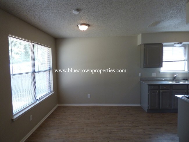 Foto del edificio - 1300 N Creek Dr