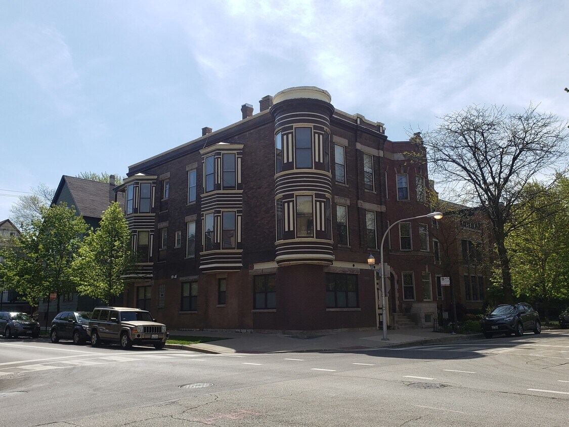 Primary Photo - 3359 N Seminary Ave