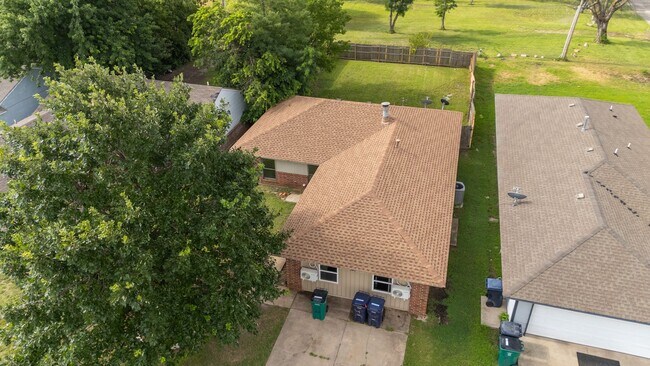 Building Photo - 5 Bed 2 Bath Beautiful Home!