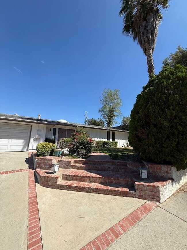 Building Photo - Gorgeous 3 Bedroom, 2 Bathroom, Granada Hi...