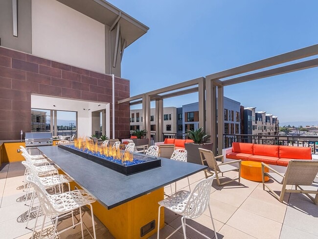 Building Photo - 808 West Apartments