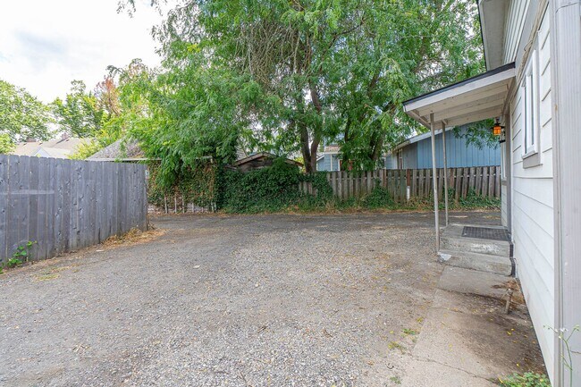Building Photo - Newly renovated Oregon city Cottage