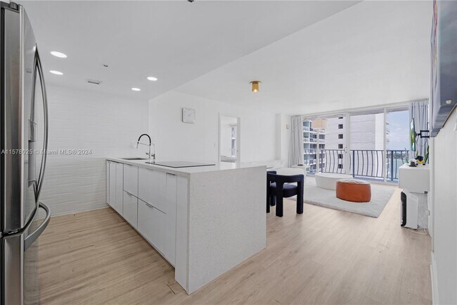 Building Photo - 7601 E Treasure Dr