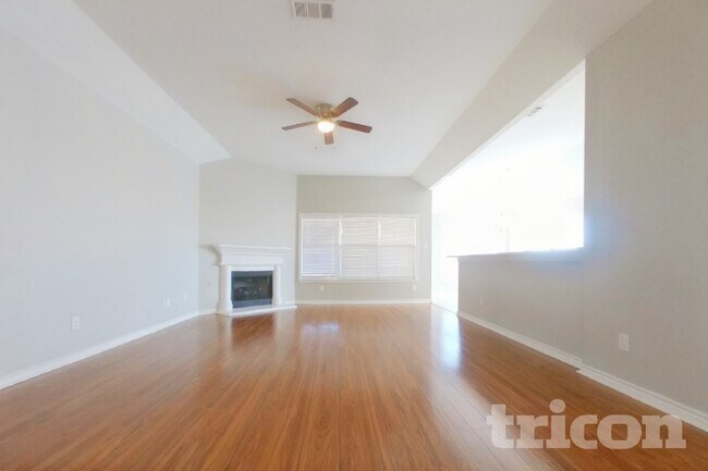 Foto del edificio - 5816 Greenmeadow Dr