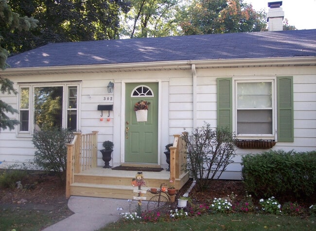 Building Photo - 302 S Park St
