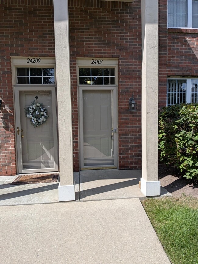 Building Photo - 24107 Chesapeake Cir