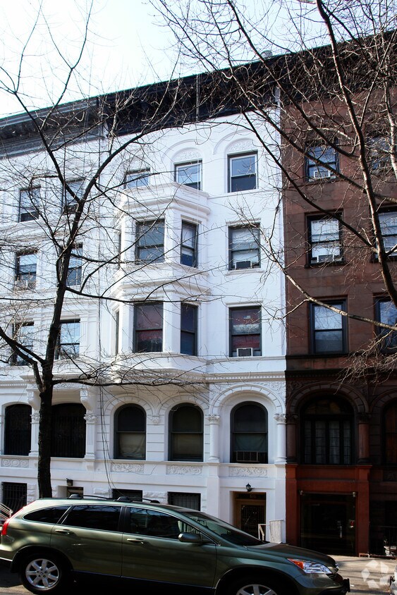 Building Photo - 66 W 69th St