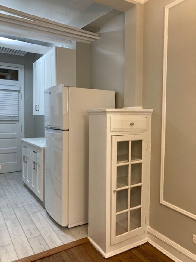 Building Photo - East Rogers Park One Bedroom