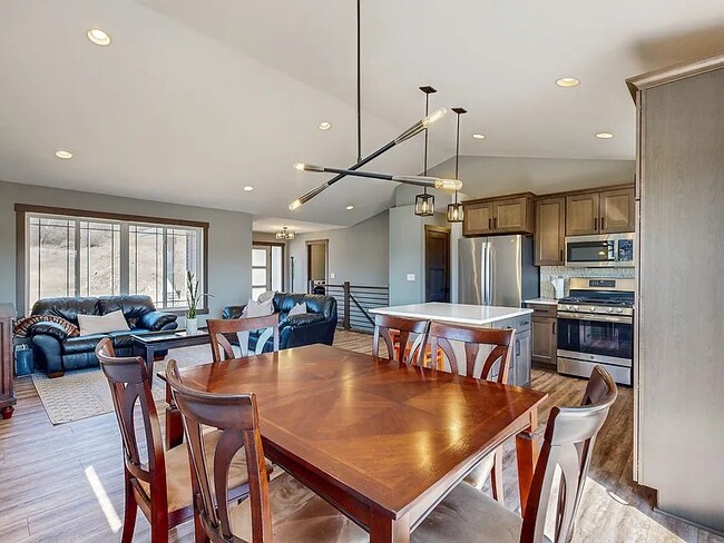 Building Photo - 2332 Hadley Hills Dr NE