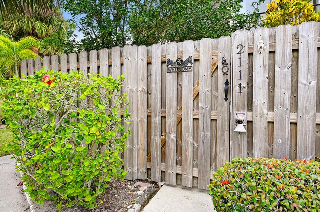 Building Photo - 2111 Vista Oaks Cir NE