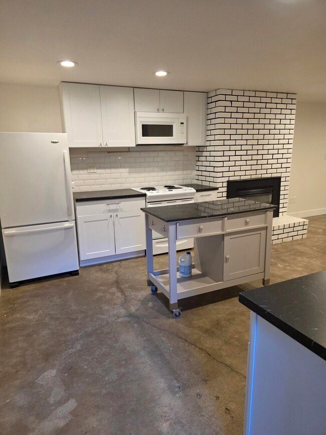 Building Photo - 6910 NE Pacific St