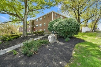 Building Photo - 261 Boston Post Rd E