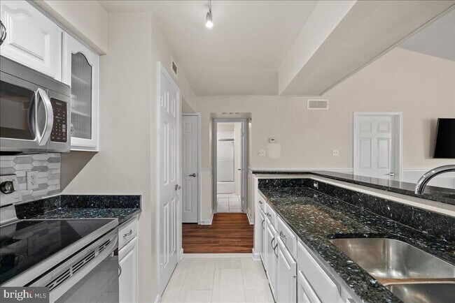 Foto del edificio - 3311 Wyndham Cir