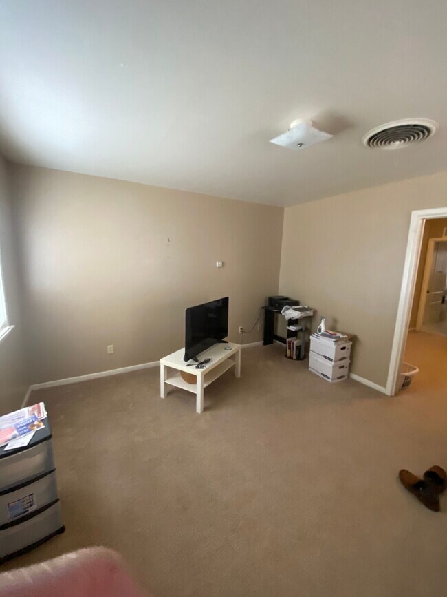 Building Photo - 1 bed 1 bath with attached garage!