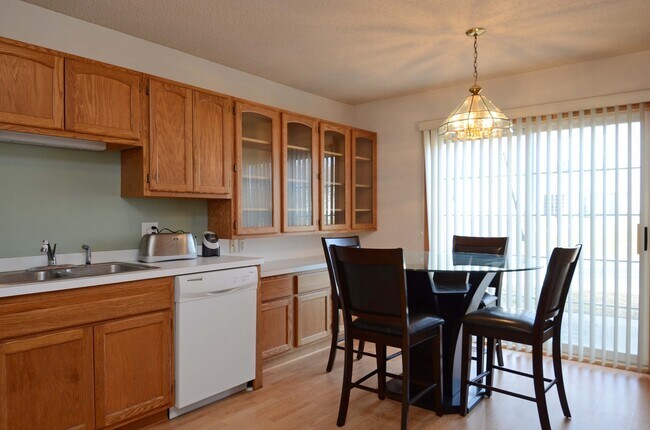 Building Photo - AVAIL May 1st!! 2BD Burnsville Townhome Ne...