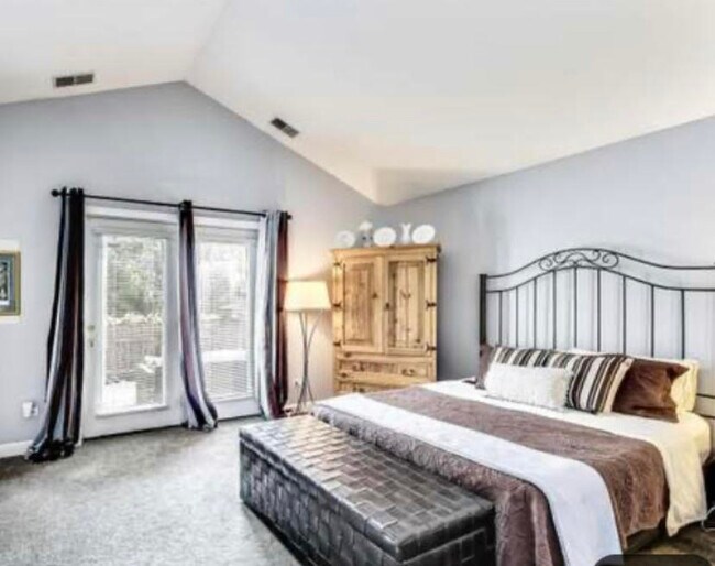 MASTER BEDROOM - 1491 N Larrabee St