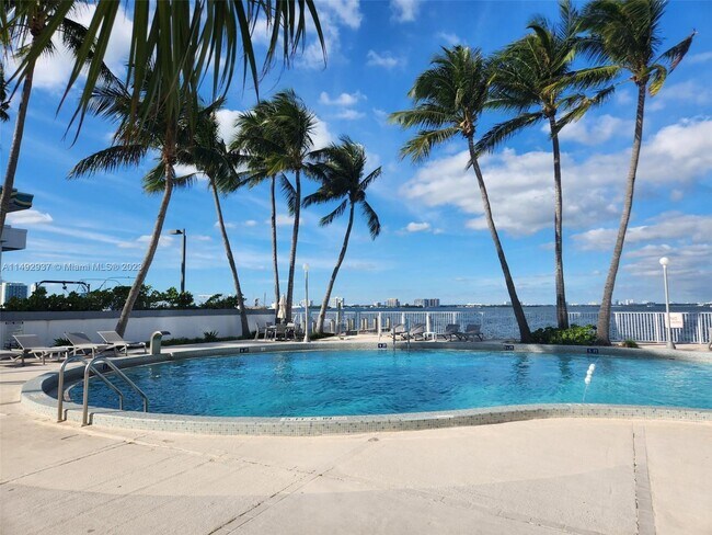 Foto del edificio - 1865 79th Street Causeway
