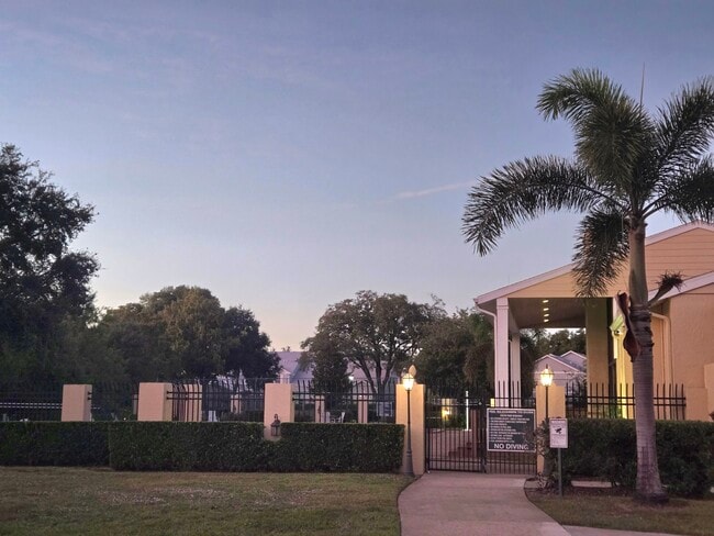 Foto del edificio - 5347 Emerald Isle Dr