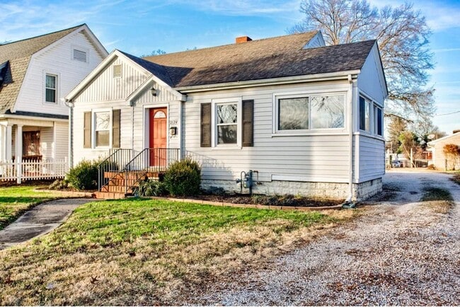 Building Photo - 2 Bedroom Full of Character