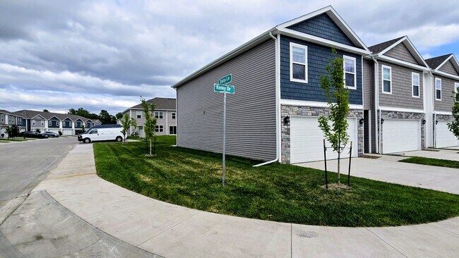 Building Photo - 523 Kinley Dr