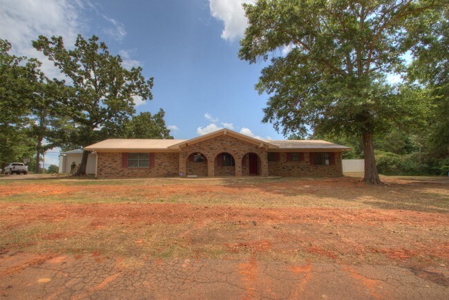 Building Photo - 301 Clements Rd