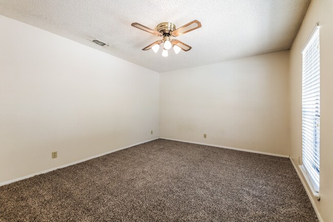 Foto del edificio - Charming 2BR/1BA Sherman Townhome with Private Fenced Backyard – Move-In Ready