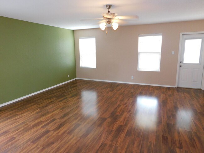 Foto del edificio - Beautiful, spacious 4 bedroom, 2.5 bath ho...