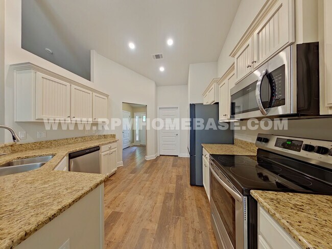 Foto del edificio - 5820 Crestlake Dr