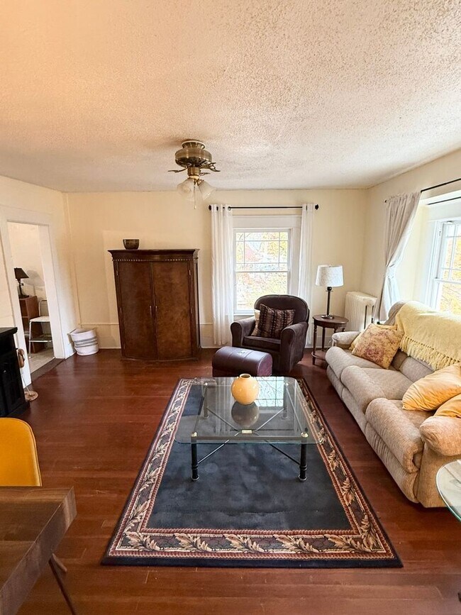 Foto del edificio - Classic Craftsman Charm - 2BR Upstairs in ...