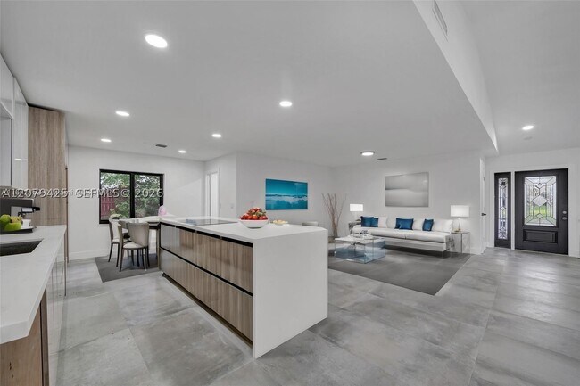Building Photo - 3352 Lakeview Dr