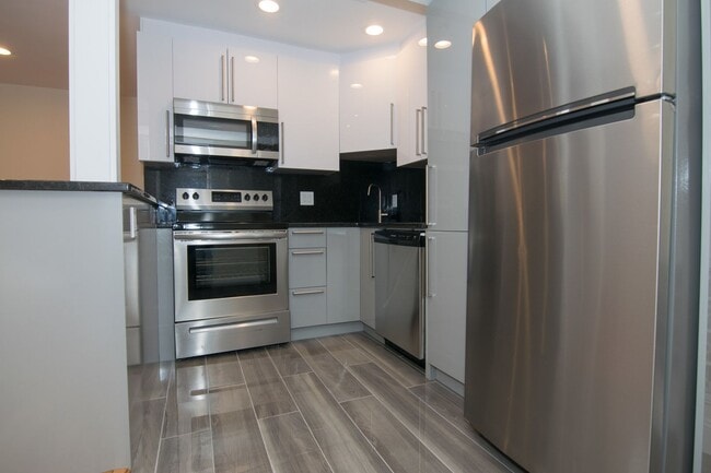 Building Photo - Nicely renovated 3 bed unit in Brookline
